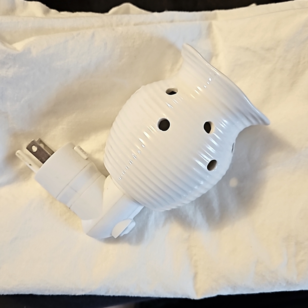 Scentsy “GROOVY WHITE” Wall Plug-in Wax Warmer